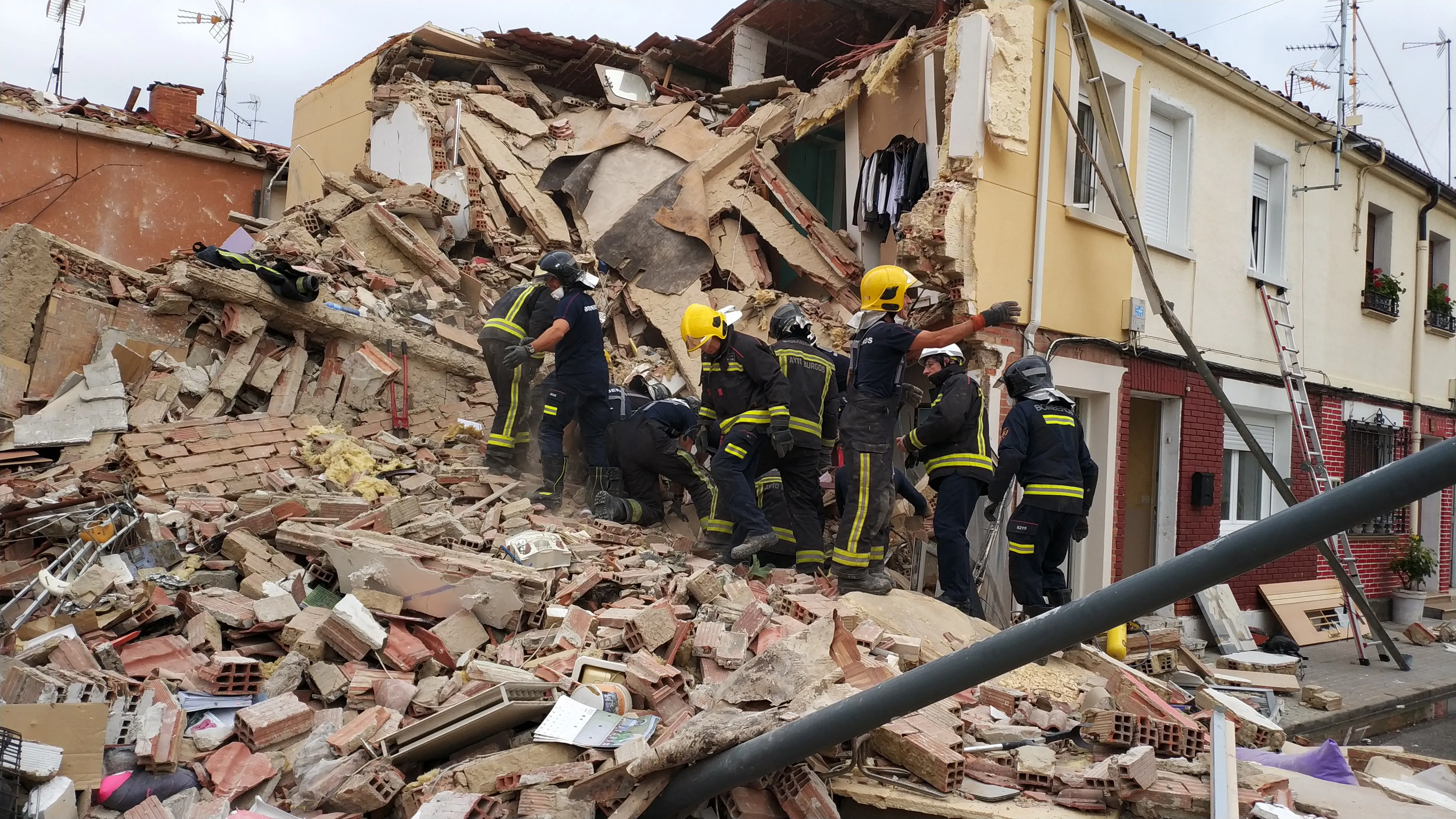 Sucesos Burgos: Se derrumba una casa en la Barriada Inmaculada por una explosión de gas que causa dos heridos