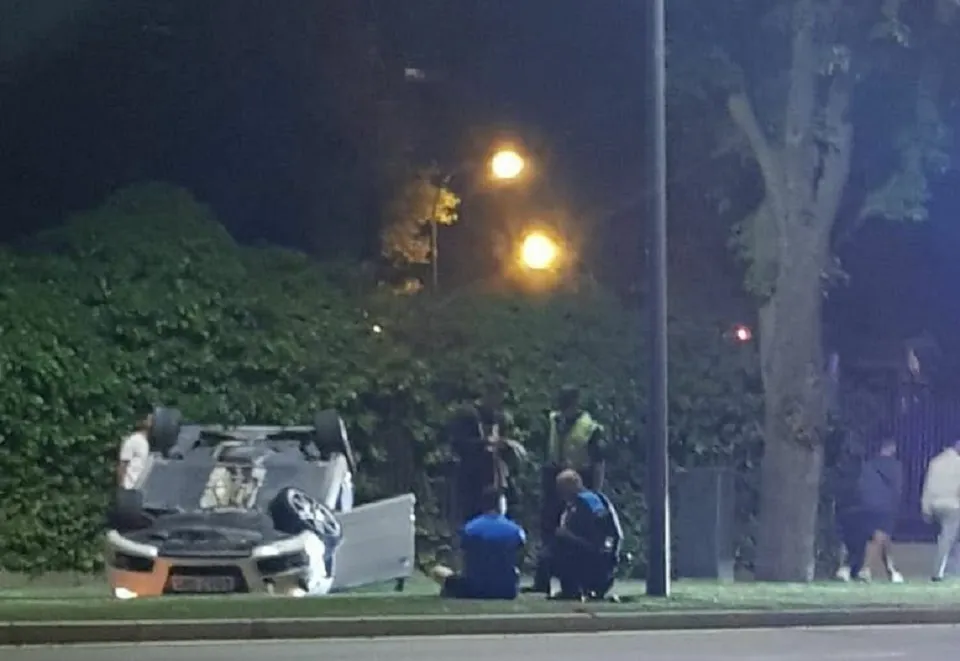 Sucesos Burgos: Vuelca un coche en la glorieta de San Amaro