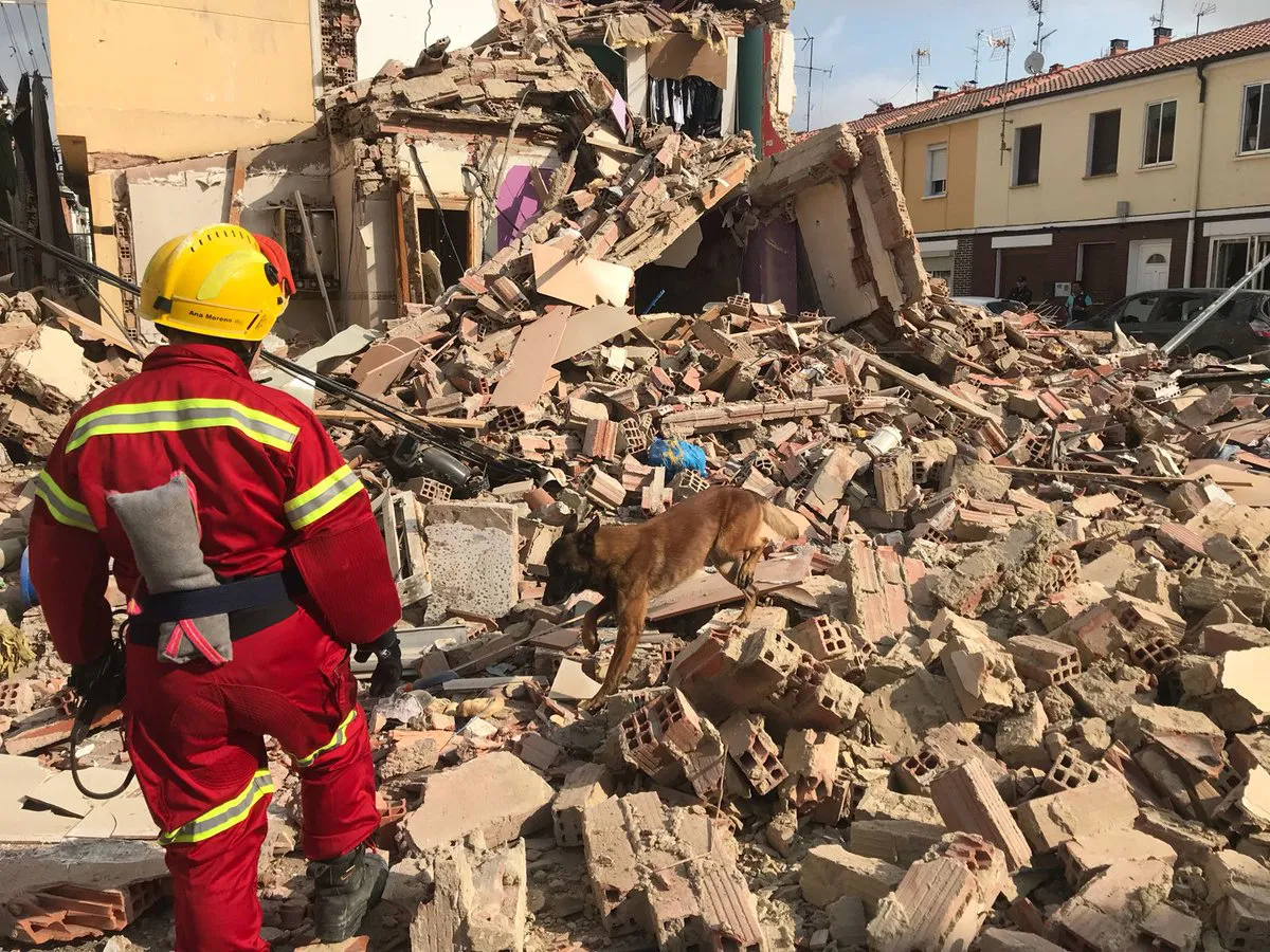 Sucesos Burgos: Un equipo de la Policía Científica de Valladolid investiga las causas de la explosión de la Barriada Inmaculada