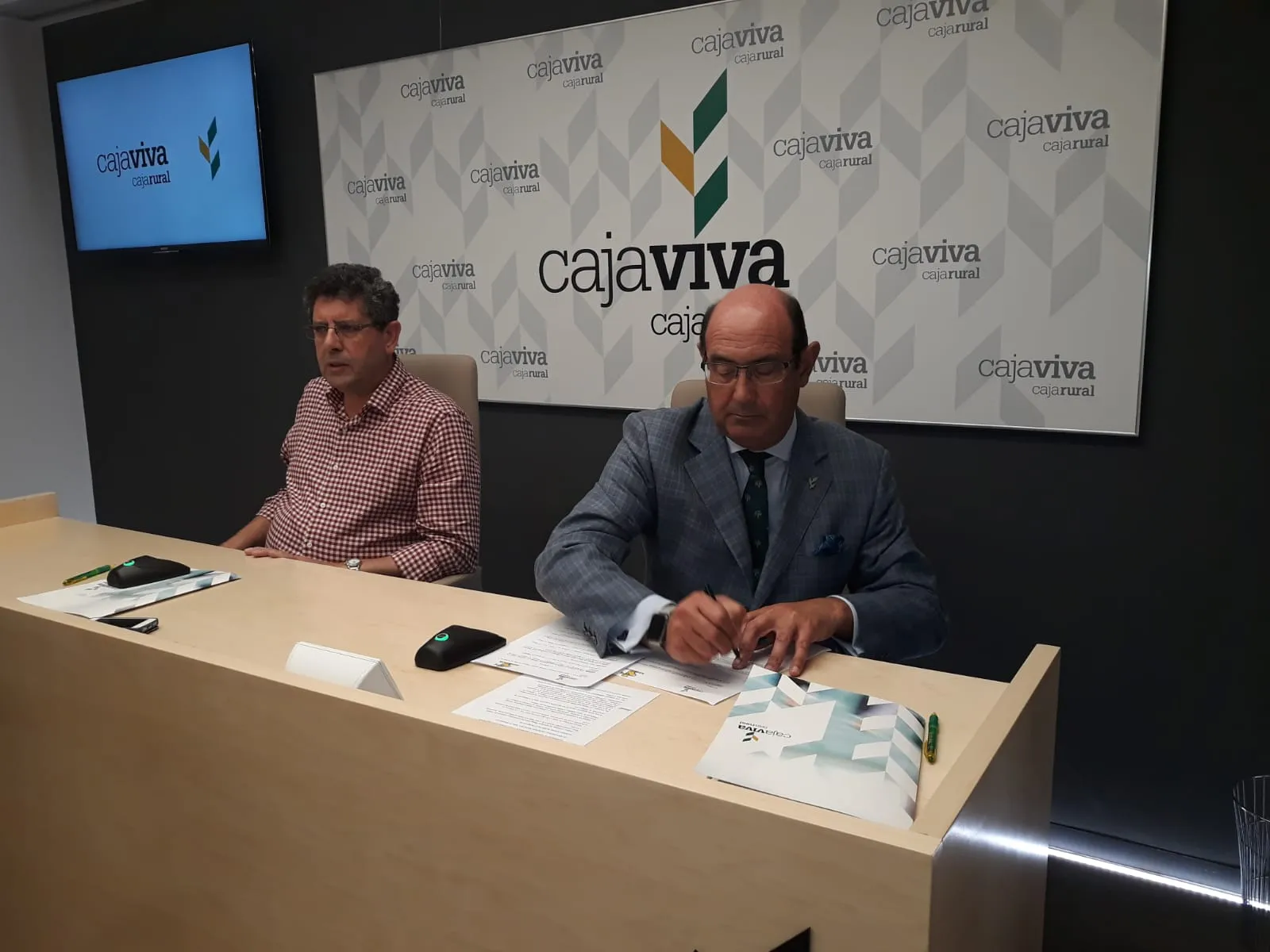 Local Burgos: Cajaviva Caja Rural firma con ADESBUR para impulsar su negocio