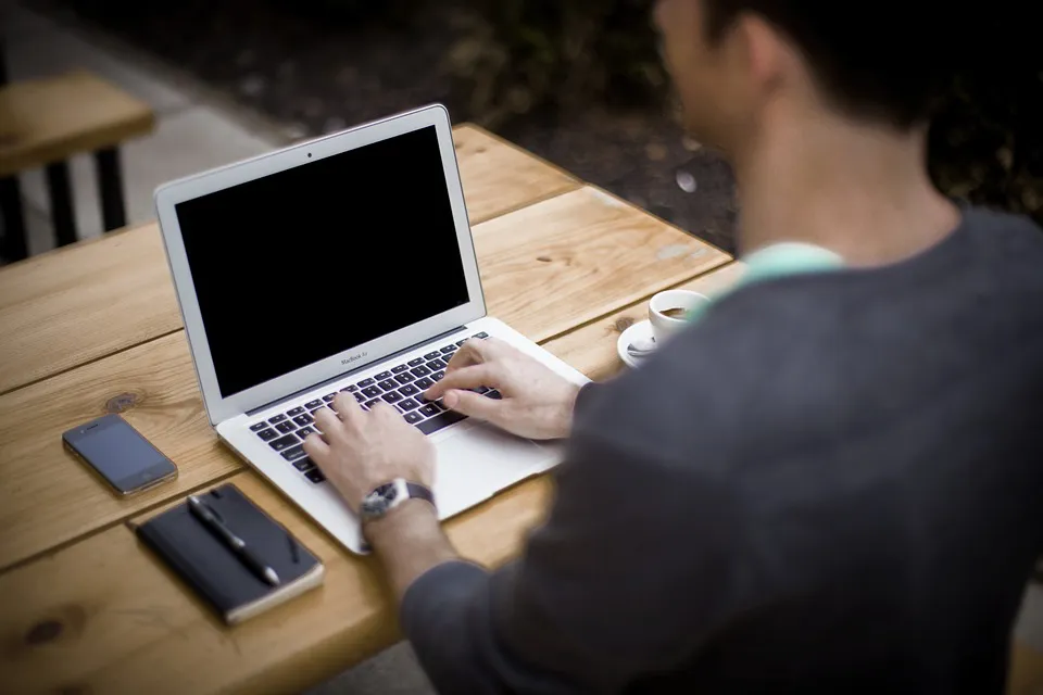 Actualidad Burgos: Un 78% de los trabajadores utiliza sus dispositivos de trabajo fuera del horario laboral