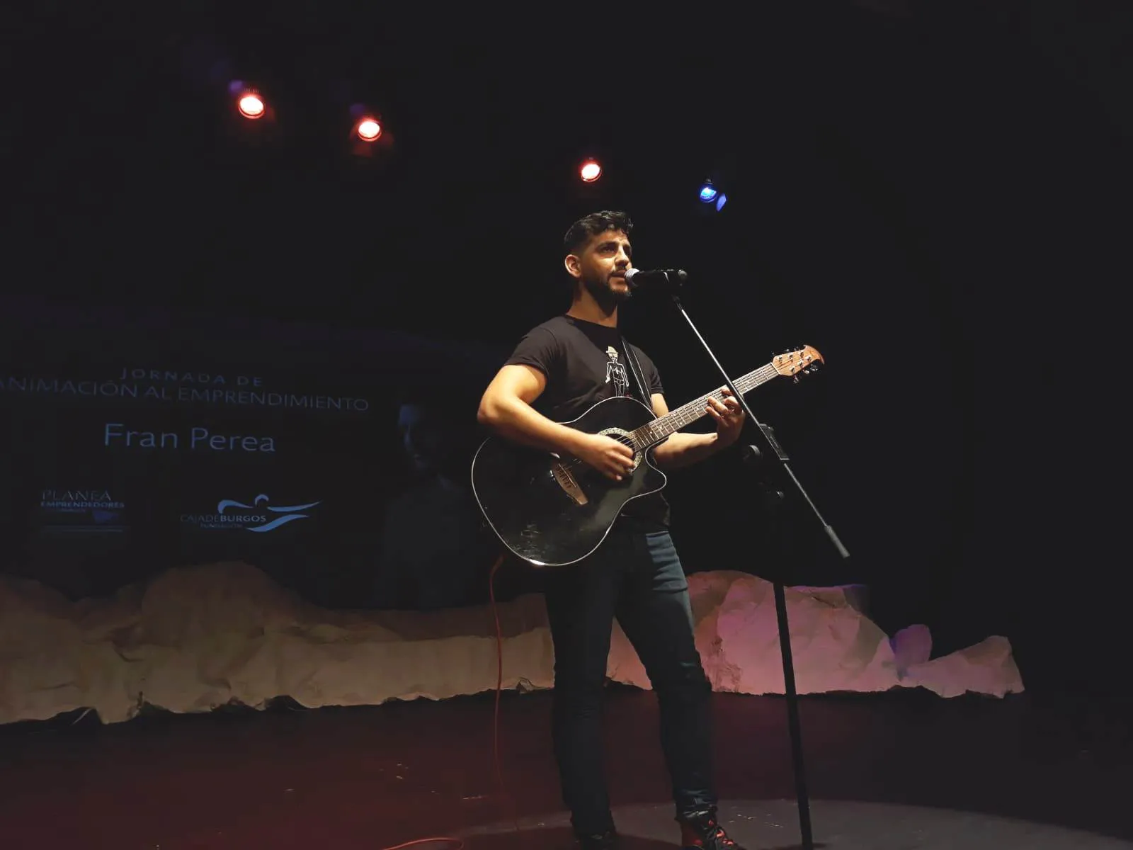 Cultura Burgos: Fran Perea se prepara para su concierto con una charla sobre emprendimiento a 400 escolares de Burgos