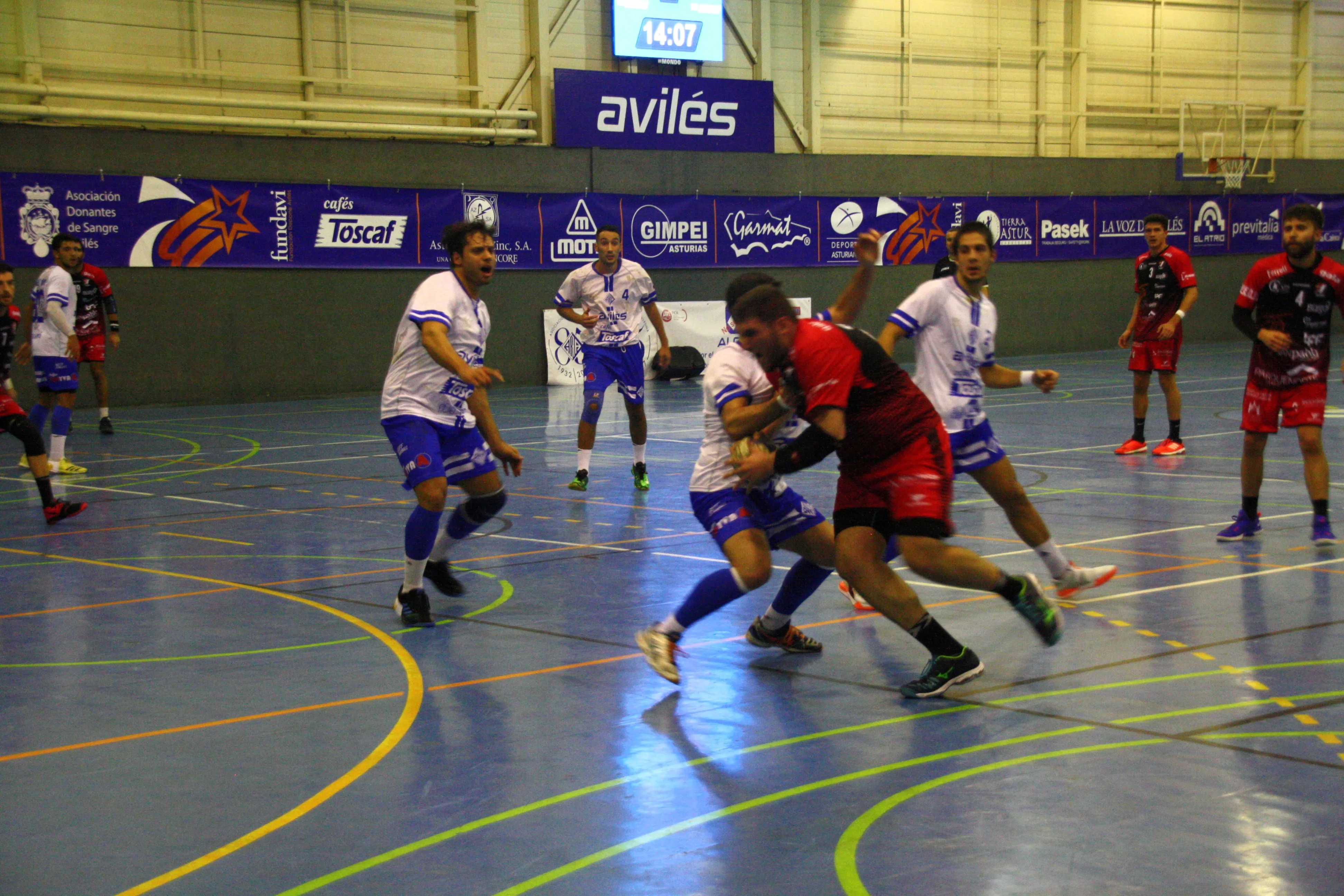 Deportes Burgos: Primera derrota en Avilés marcada por las expulsiones de los últimos minutos y los errores en ataque