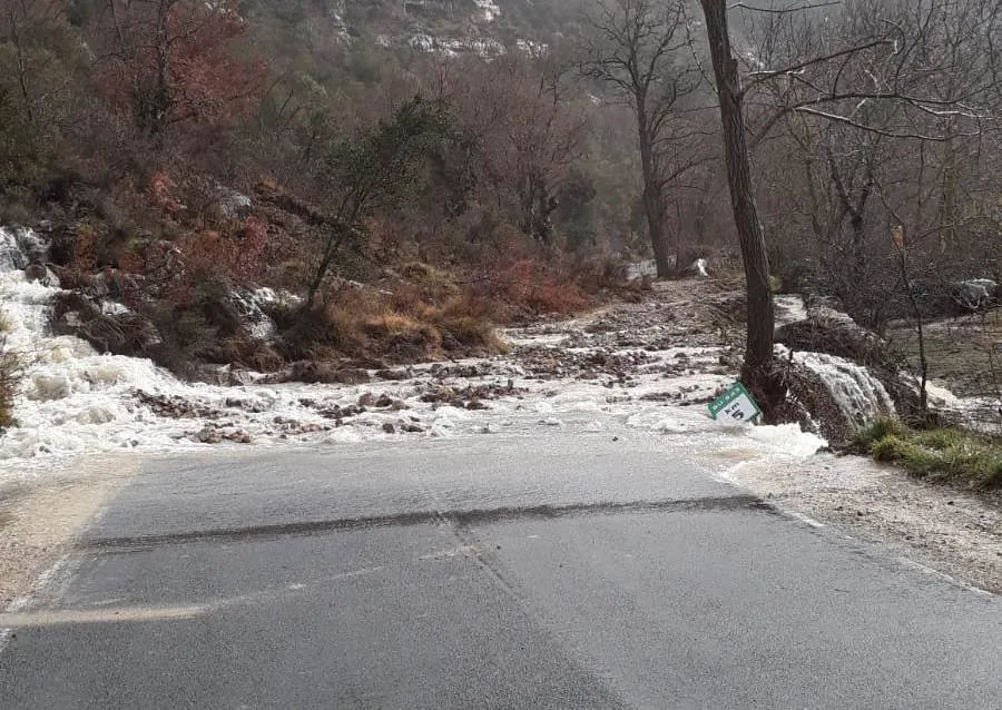 Provincia Burgos: Desprendimientos en la carretera a Orbaneja del Castillo