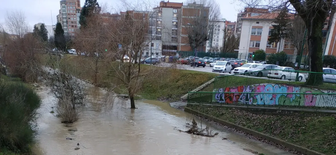 Sucesos Burgos: Se desborda el Río Vena en el Paseo Pintor Javier Cortés