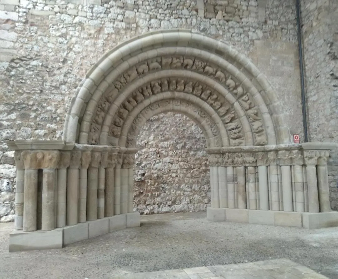 Local Burgos: El Arco de Cerezo de Río Tirón ya luce en el Monasterio de San Juan