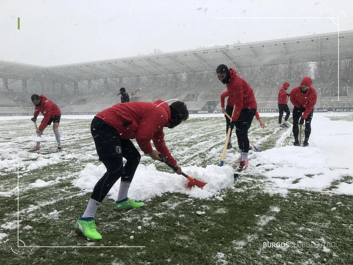 Deportes Burgos: El Burgos CF pide ayuda a sus aficionados para retirar la nieve antes de las 12:00