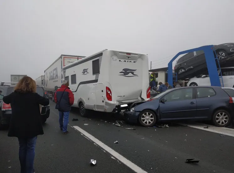 Actualidad Burgos: El vuelco de un camión en la AP-1 provoca una colisión en cadena de varios vehículos y deja un herido