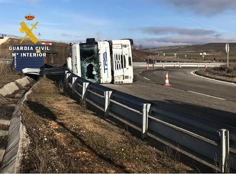 Sucesos Burgos: Denuncian a un conductor que no tenía carné tras sufrir un accidente con un camión