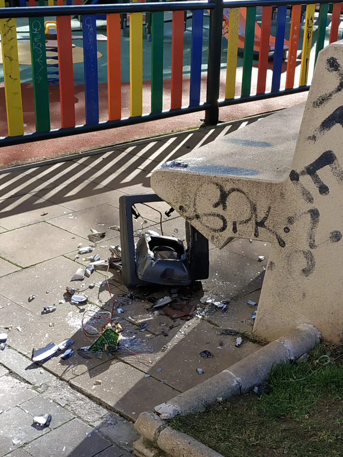 Foto denuncia Burgos: Actos vandálicos en el Parque infantil de Las Torres