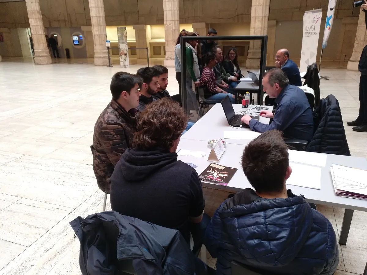 Actualidad Burgos: Los alumnos del programa Planea Emprendedores realizan la firma de sus préstamos