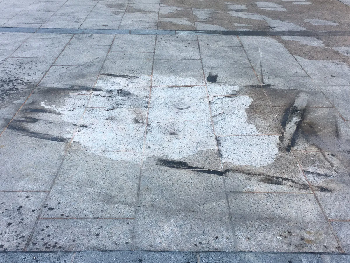 Actualidad Burgos: El nuevo granito de la Plaza Mayor aparece muy deteriorado por las hogueras de Las Marzas