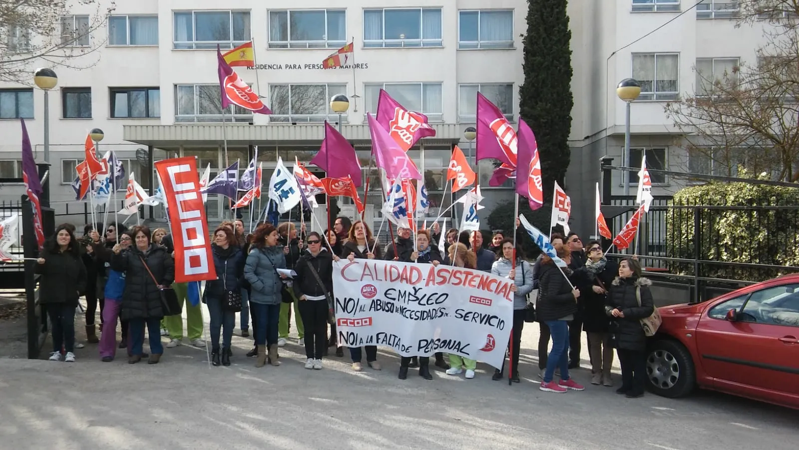Local Burgos: UGT y CCOO se concentran para reclamar más personal en las residencias de mayores