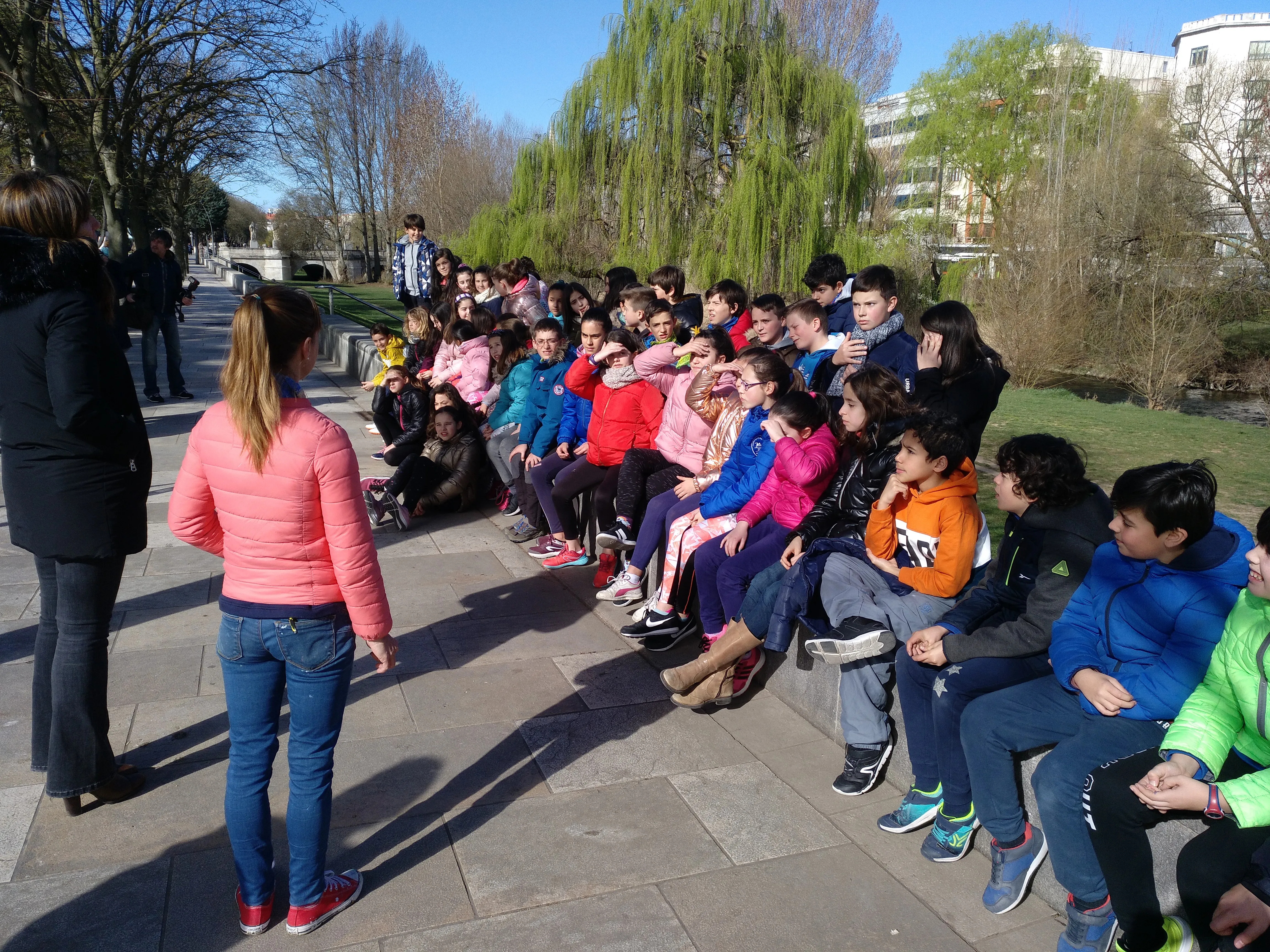 Actualidad Burgos: Escolares burgaleses participan en un mural artístico en las orillas del río Arlanzón