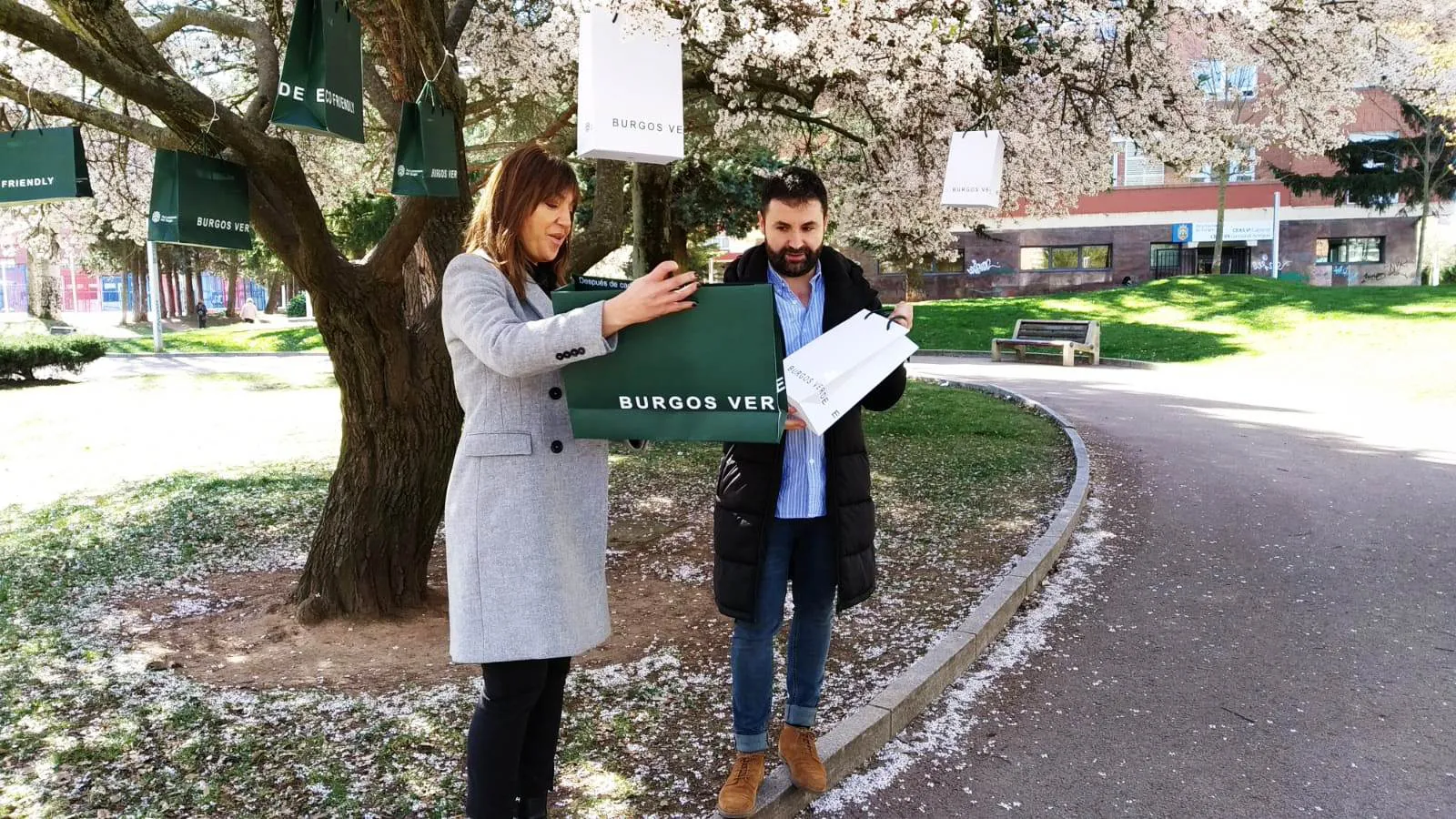 Local Burgos: Se reparten 5.000 bolsas en Gamonal para concienciar sobre el consumo responsable