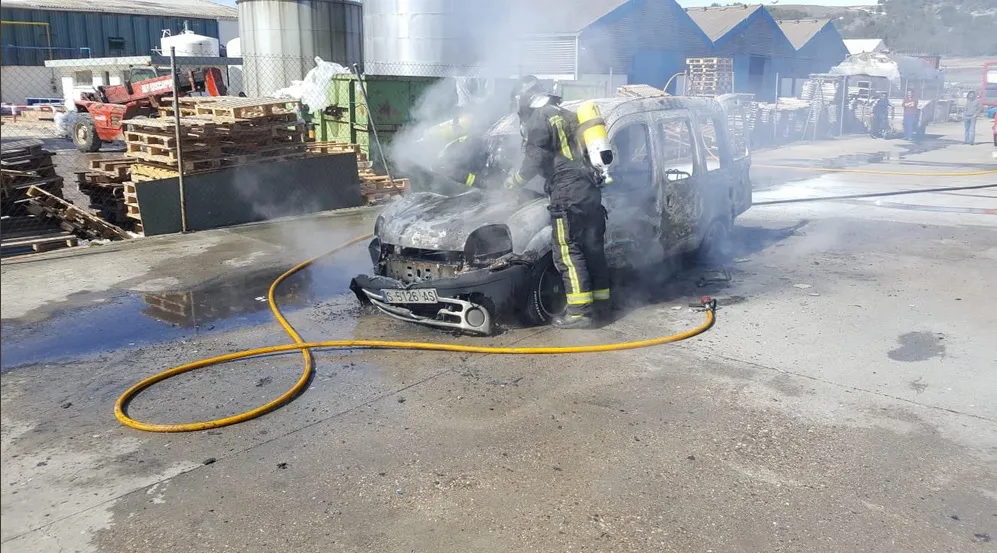 Sucesos Burgos: Los bomberos sofocan un fuego en el Polígono de Villalonquéjar