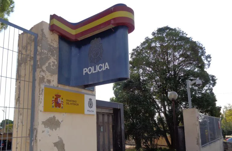 Sucesos Burgos: Detenido tras causar destrozos en dos bares y trepar por la valla de Comisaría porque quería dormir en el calabozo