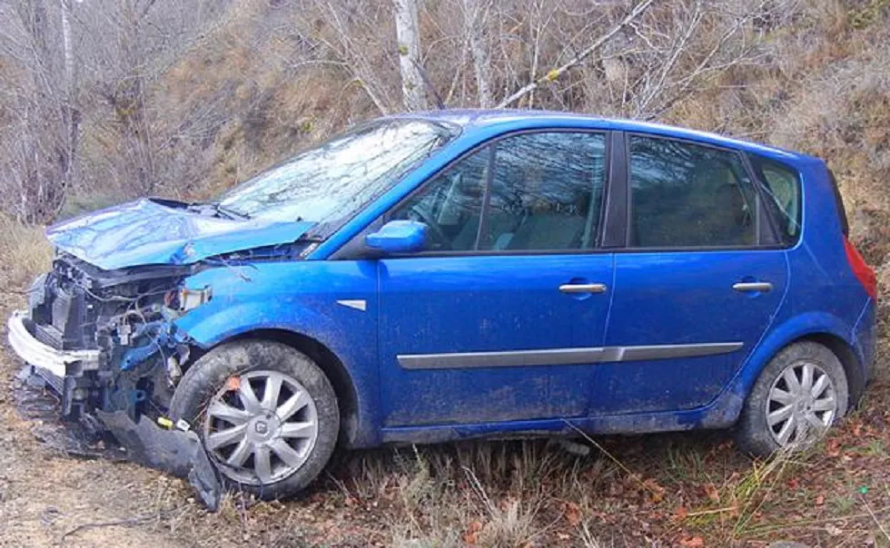 Sucesos Burgos: Investigado un conductor por cuadruplicar la tasa de alcohol, salirse de la carretera y chocar contra una señal de tráfico