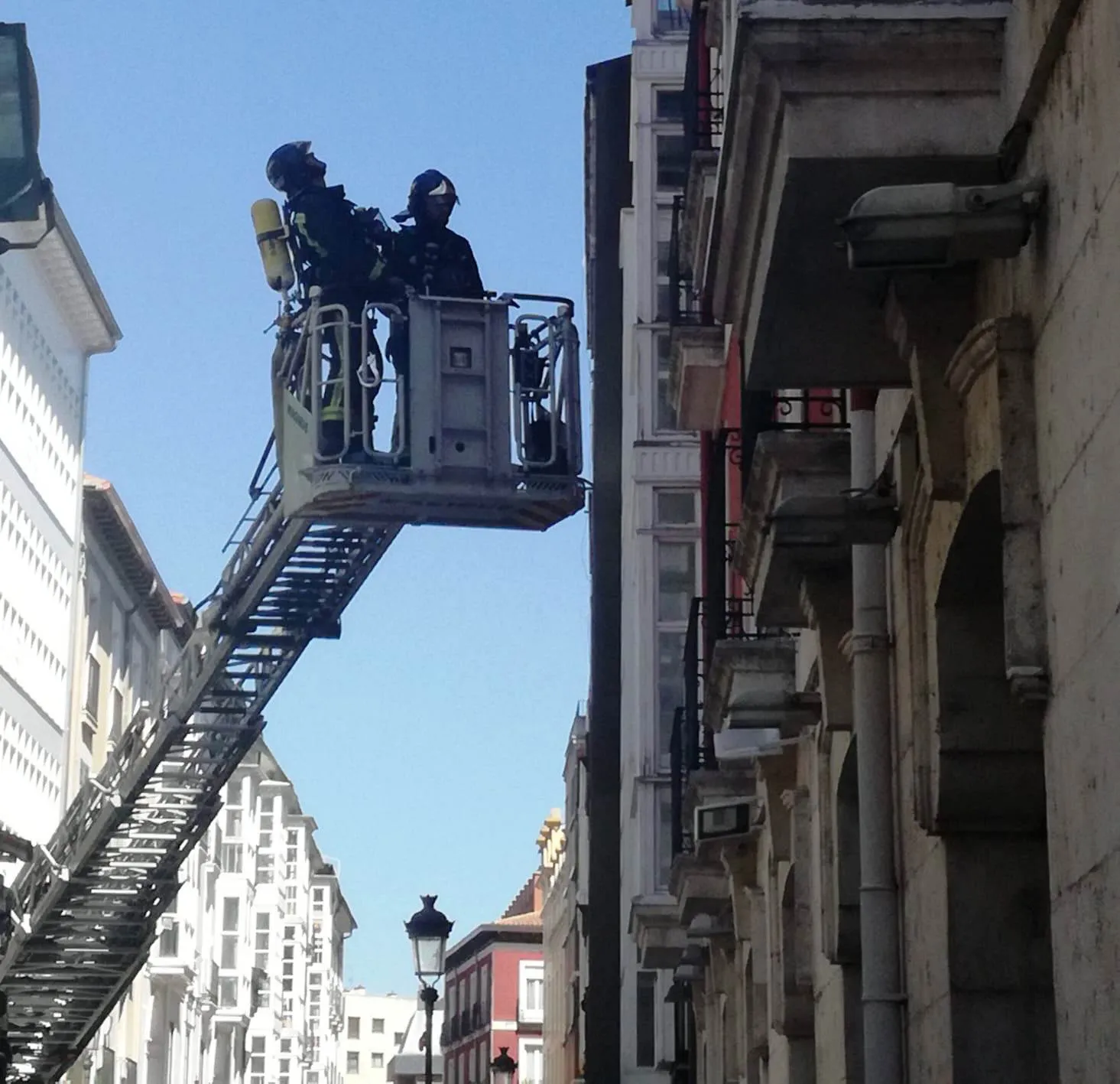 Sucesos Burgos: El servicio de Bomberos actúa en la Calle Moneda