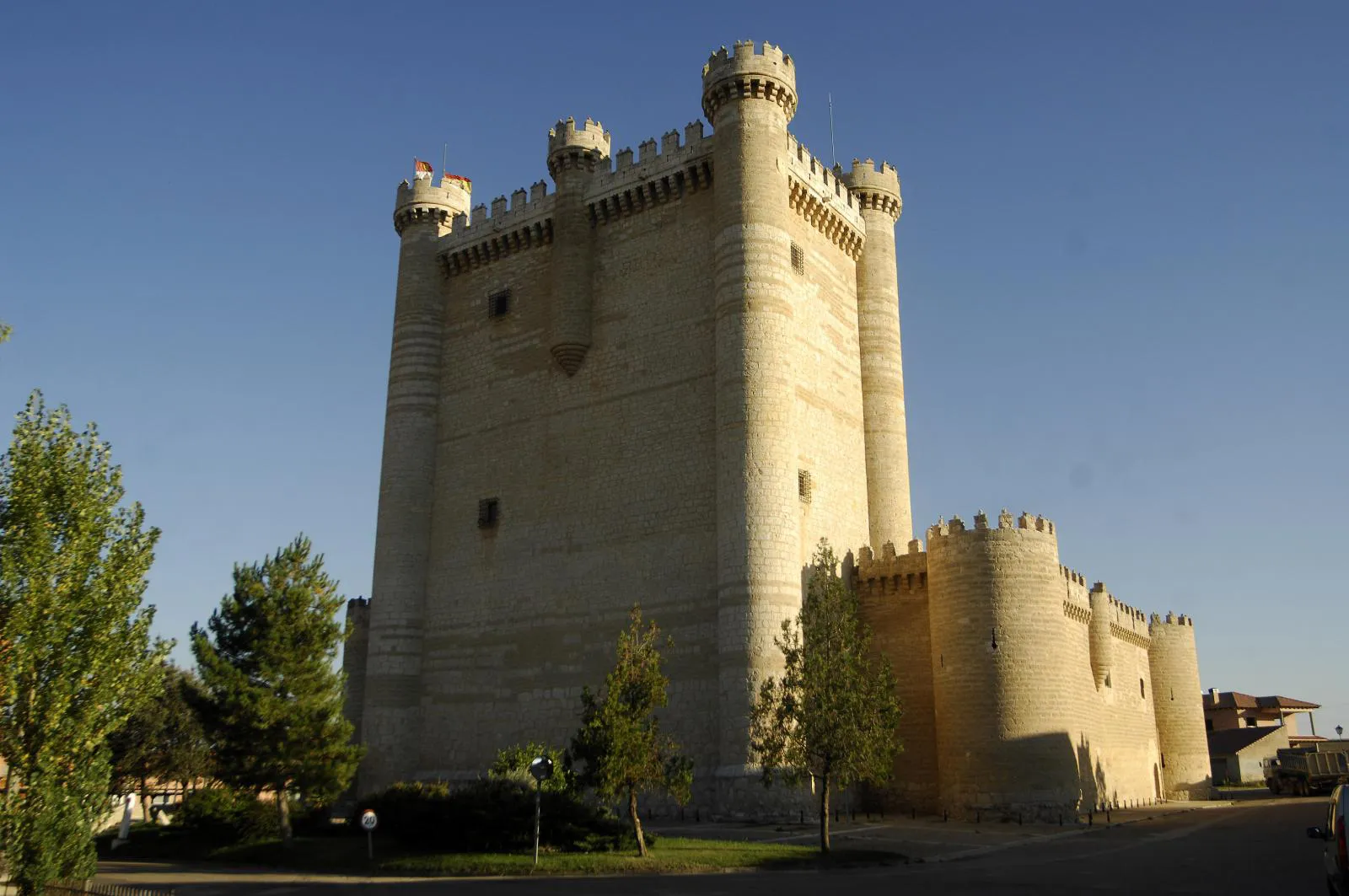 Castillos CYL Burgos: El Castillo de los Castillos se ubica en Fuensaldaña