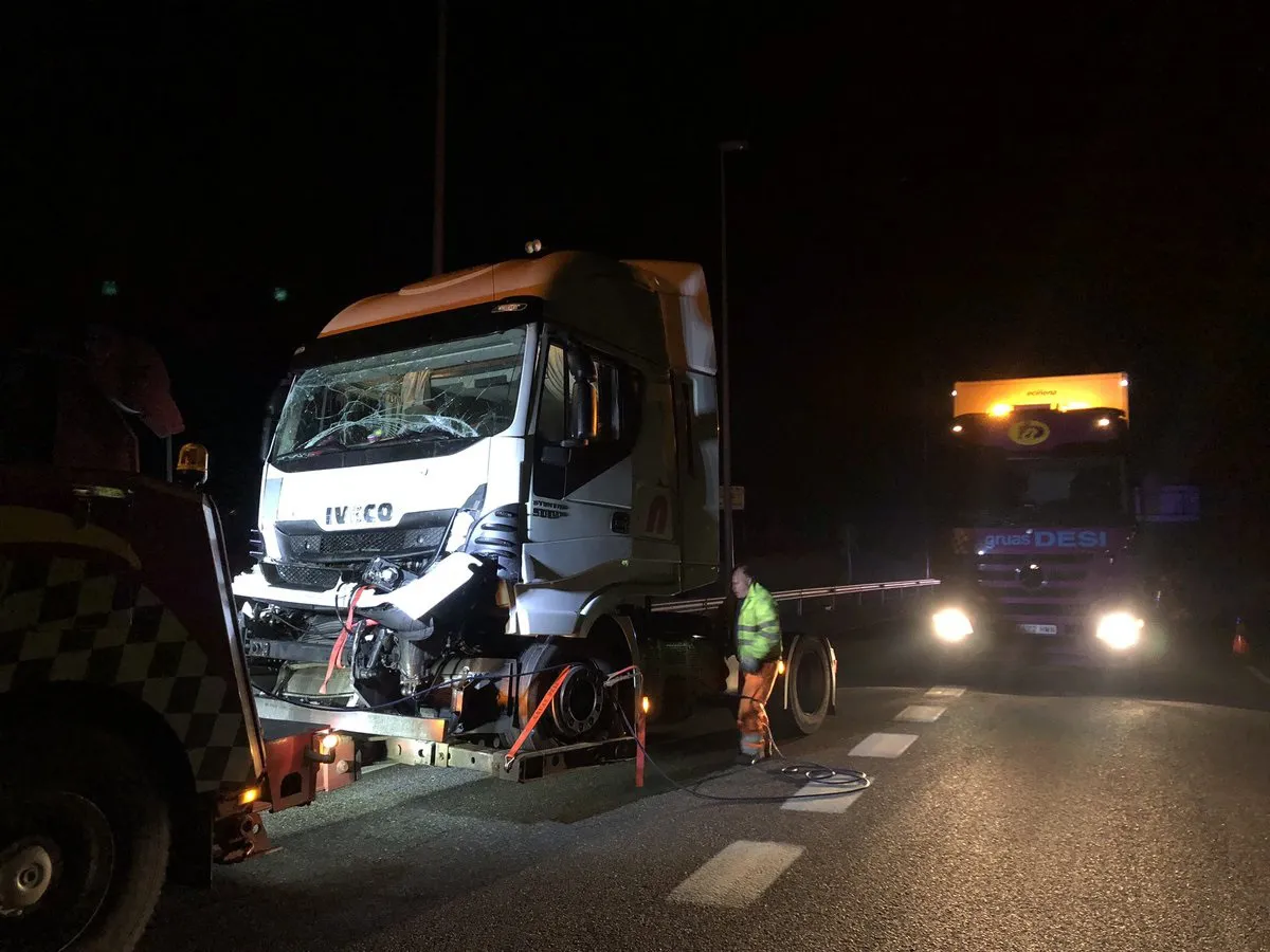 Sucesos Burgos: Retiran un camión accidentado a la altura de La Varga