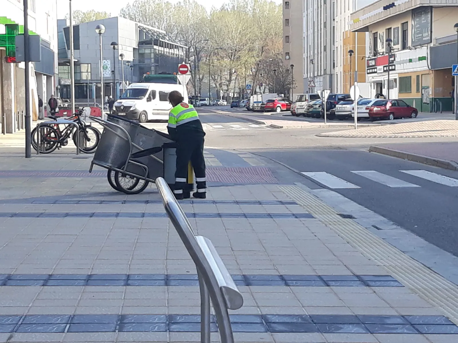 Foto denuncia Burgos: A papelera de reciclaje, carros de un solo color