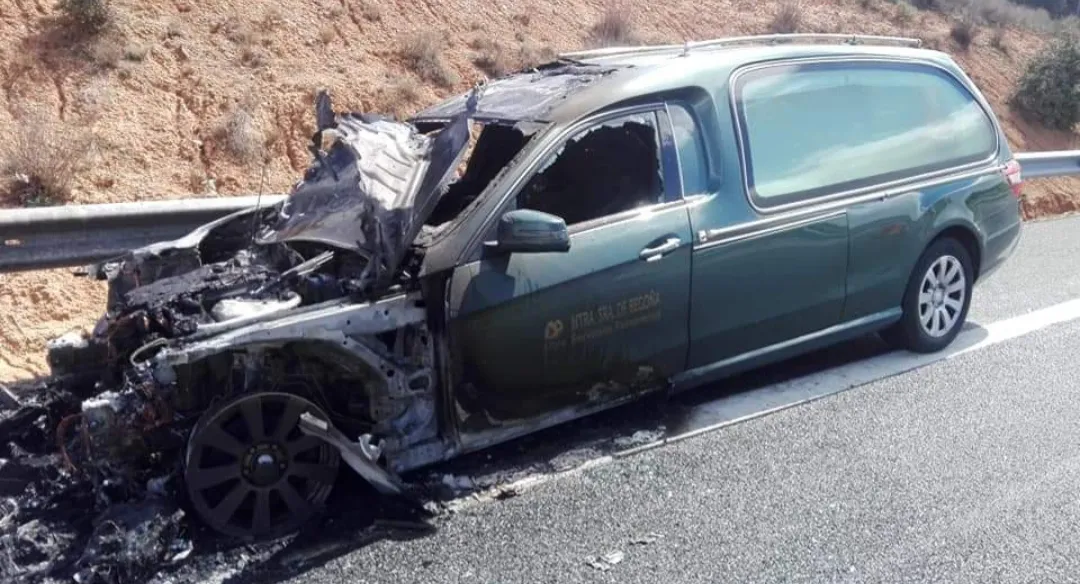Sucesos Burgos: Un coche fúnebre se incendia en la N-1