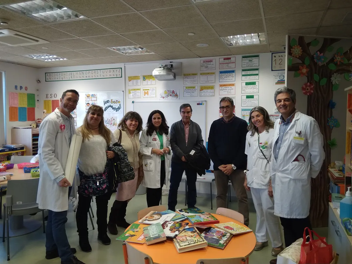 Sanidad Burgos: Donación de los vecinos de Los Cubos al Aula de Pediatría del HUBU