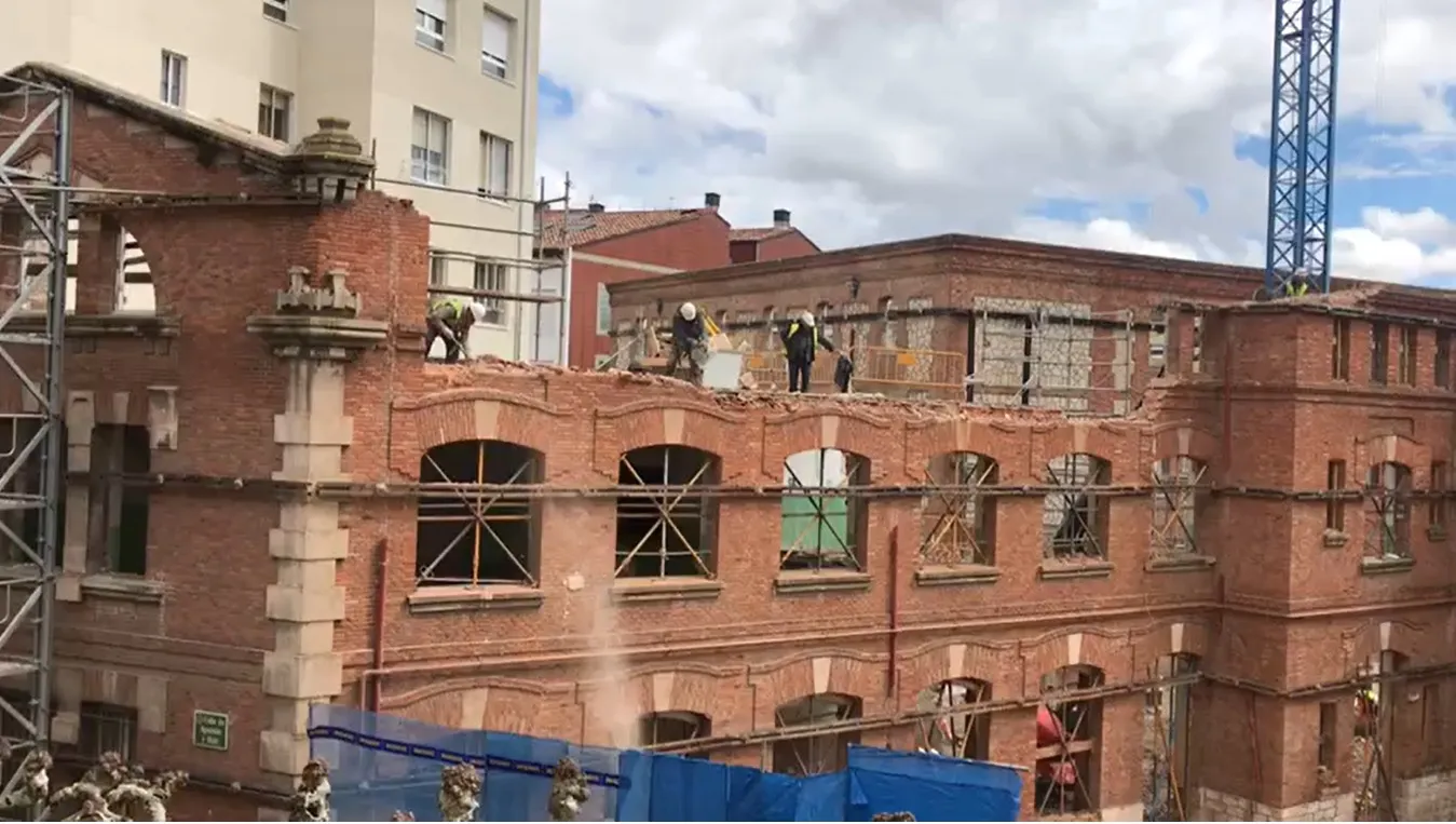 Actualidad Burgos: Se paralizan las obras de demolición de la fachada del Niño Jesús y el PSOE pide una sanción ejemplar para la empresa
