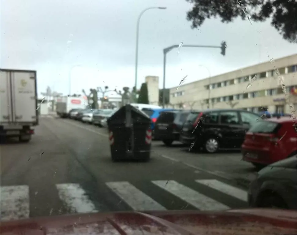 Foto denuncia Burgos: Denuncia: ¿Los contenedores de basura no tienen mejor sitio donde ponerse?