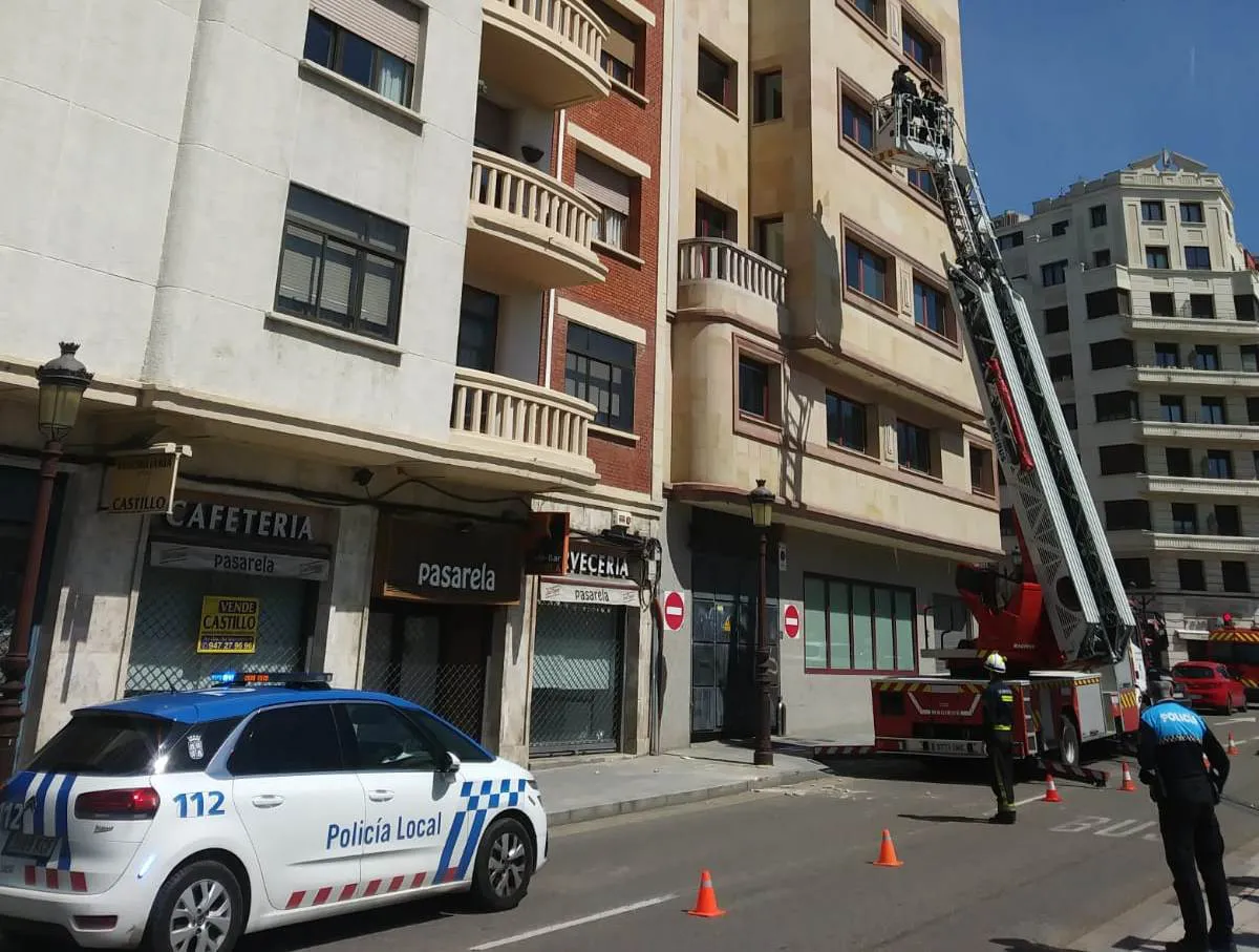 Sucesos Burgos: Una cornisa de un edificio de la capital se desprende en la Avenida Arlanzón