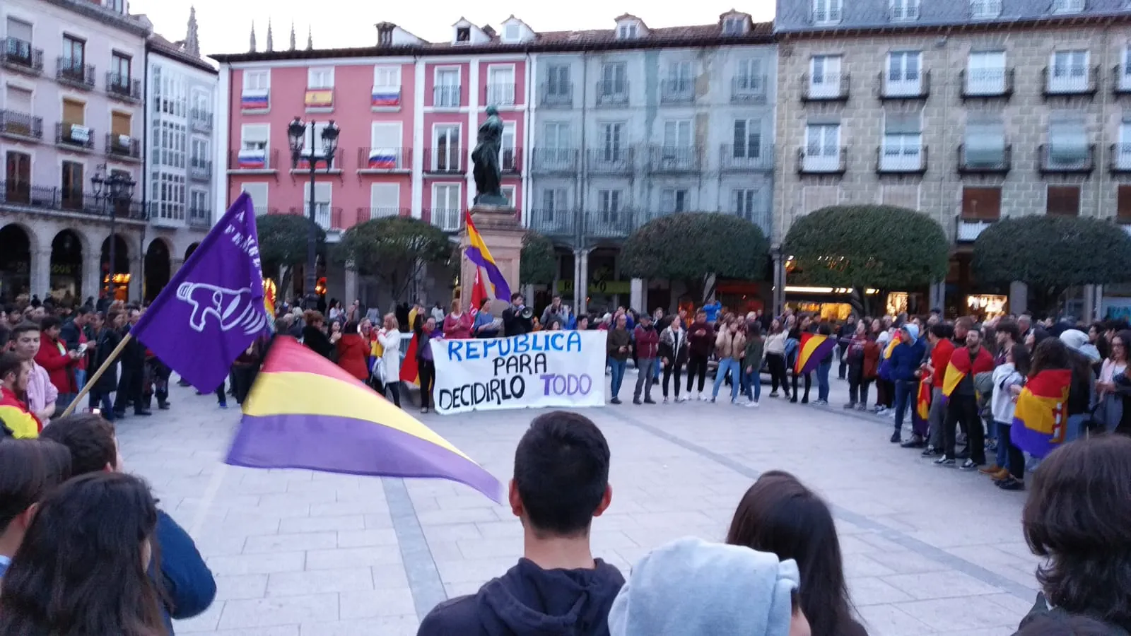Política Burgos: 300 personas se manifiestan en la capital a favor de la República