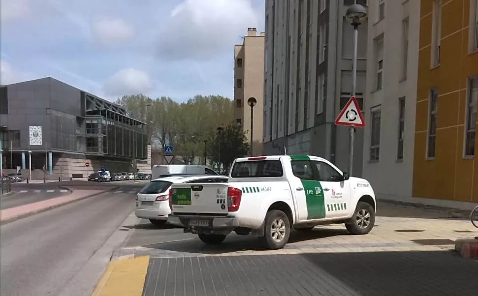 Foto denuncia Burgos: Denuncia: Hay que respetar el uso de las aceras