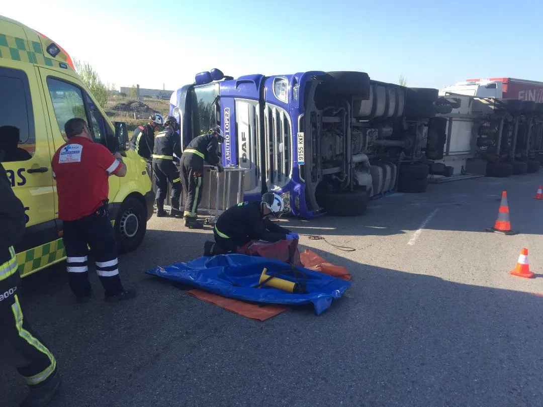 Sucesos Burgos: Espectacular vuelco de un camión en la rotonda de la N-120