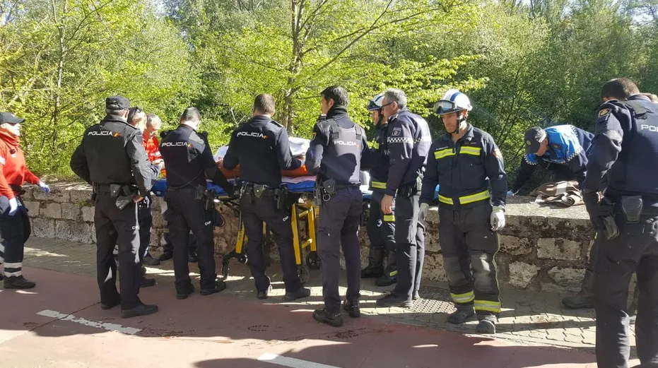 Sucesos Burgos: El 112 saca a una mujer de entre 50 y 60 años de la orilla del Río Arlanzón