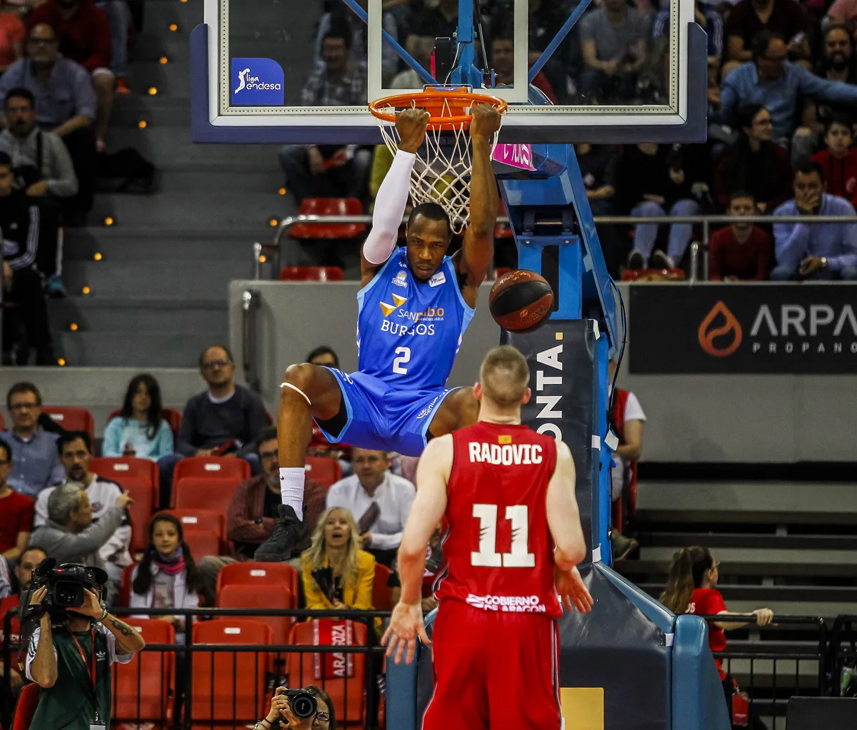 Deportes Burgos: El arbitraje empaña un vibrante partido entre Tecnyconta Zaragoza y el San Pablo (89-81)