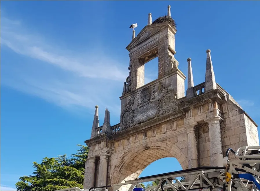 Última hora Burgos: Los bomberos retiran un pináculo del Arco de Fernán González ante el riesgo inminente de caída