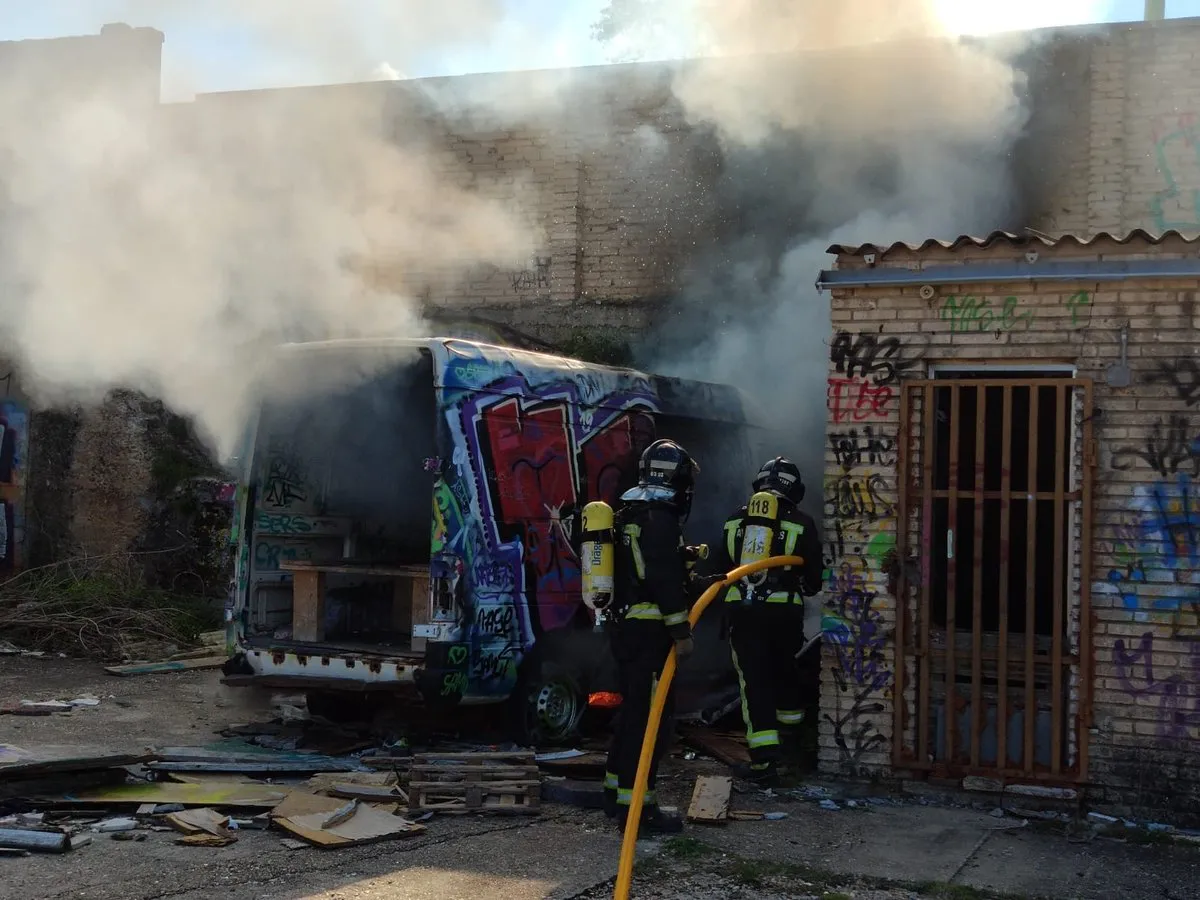 Sucesos Burgos: Sofocan el incendio de un vehículo en la calle La Ventosa
