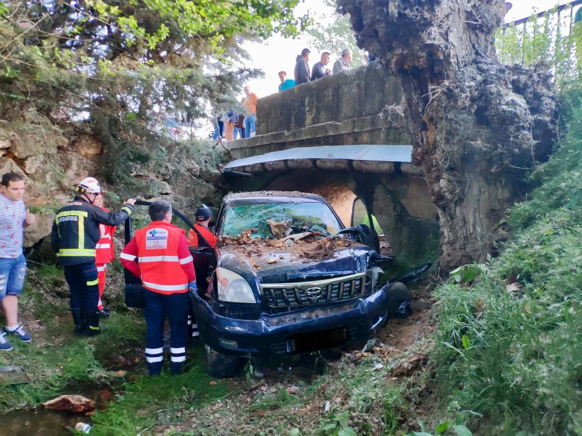 Sucesos Burgos: Tres personas heridas al caer su coche por un puente en Cogollos