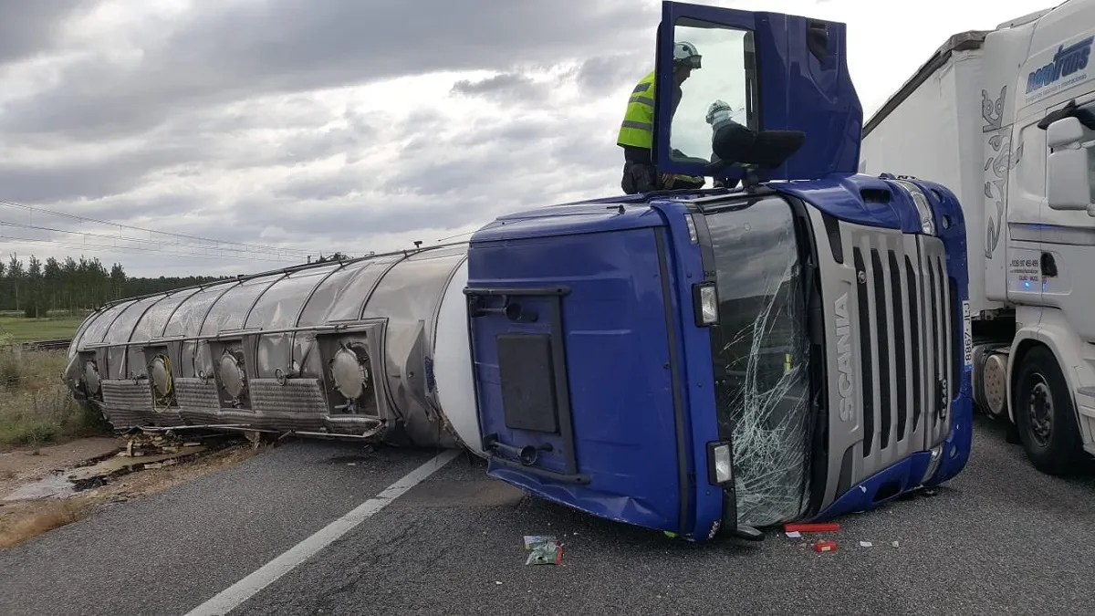 Sucesos Burgos: Vuelca un camión cisterna en la A-62 que deja una persona herida