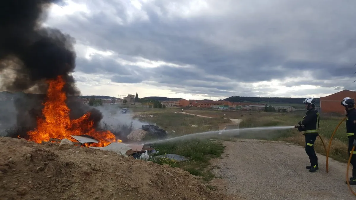 Sucesos Burgos: Sofocan un incendio de basura y maderas en Villímar