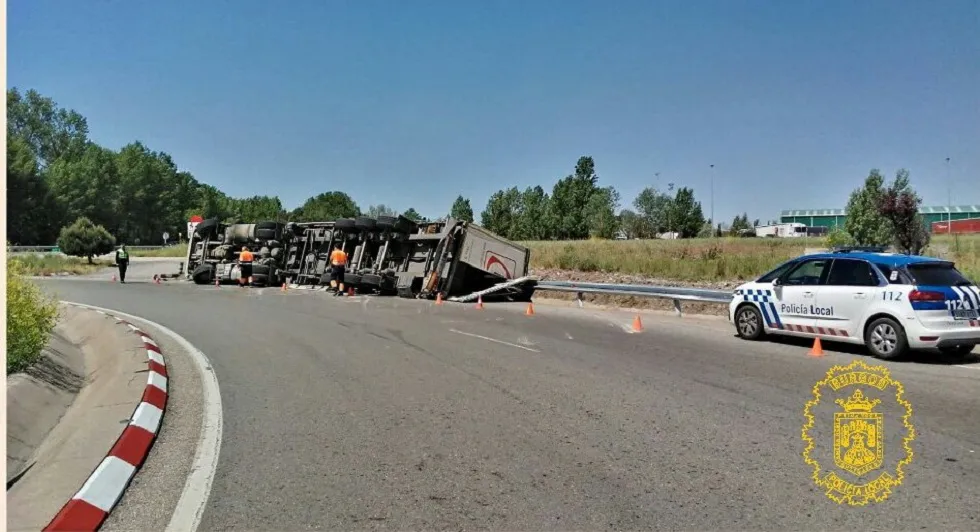 Vuelca un camión en la carretera de Logroño