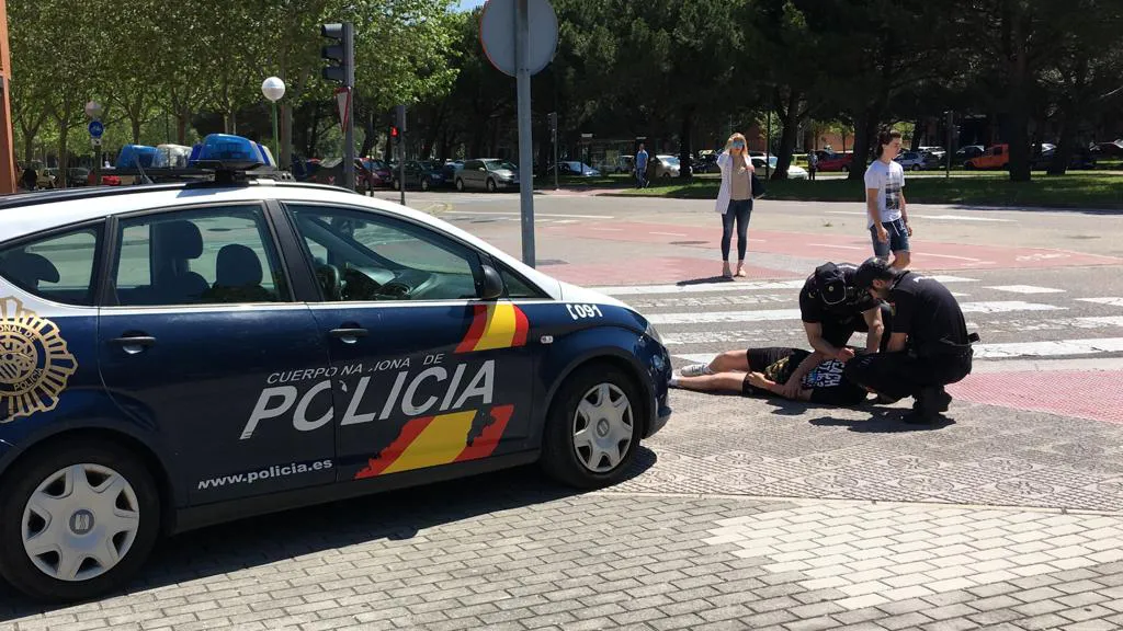 Le salvan de morir asfixiado al desplomarse en un paso de cebra