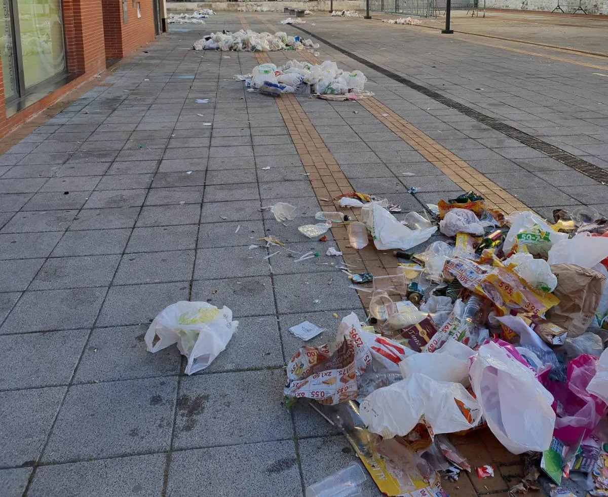 Así amanecía la plaza San Agustín tras la Feria del Mimbre, Barro y Artesanía