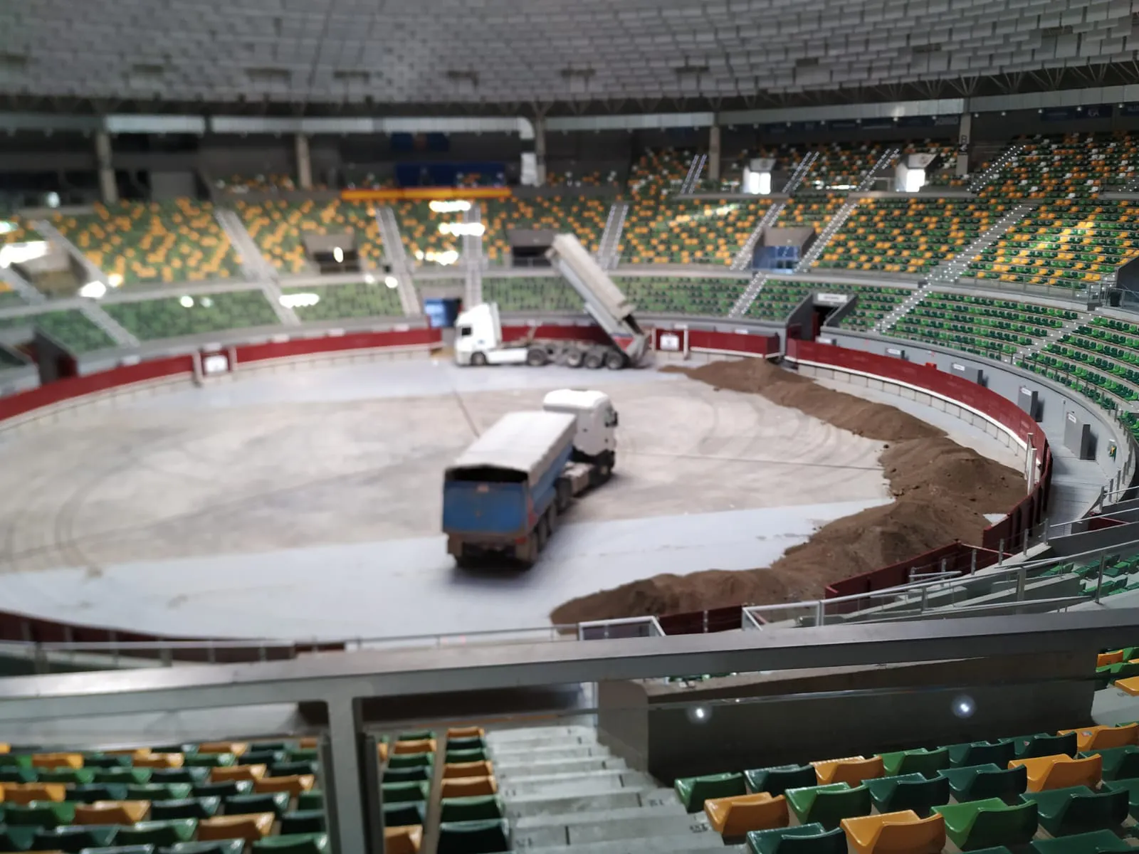 El coso del Coliseum va tomando forma con la colocación de la arena
