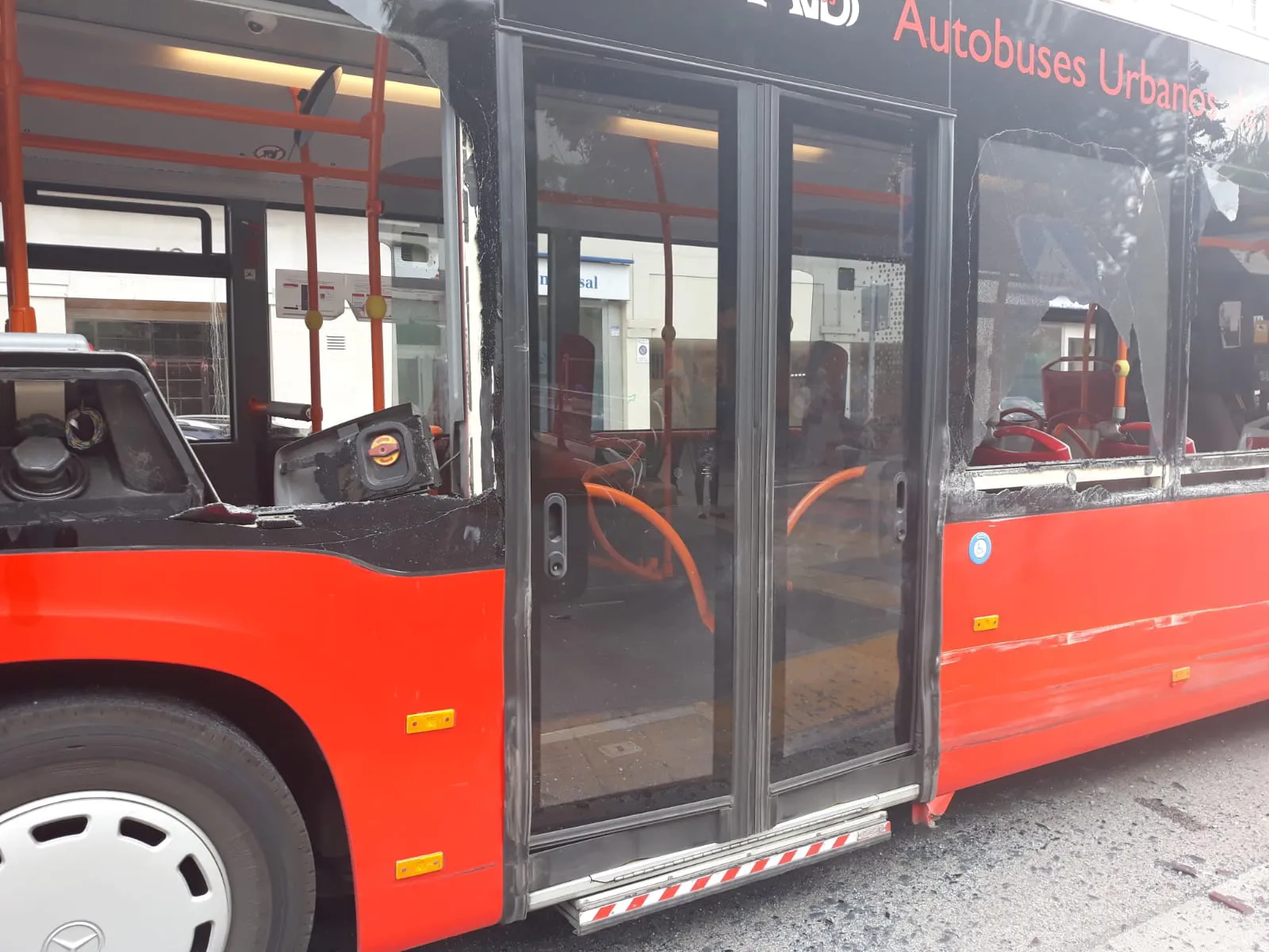 Revientan las ventanas de un autobús urbano tras un aparatoso accidente
