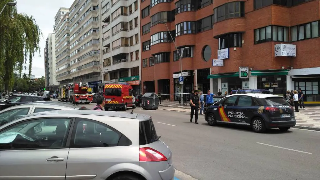 Afectadas dos personas por inhalación de humo en el incendio de la vivienda de Reyes Católicos