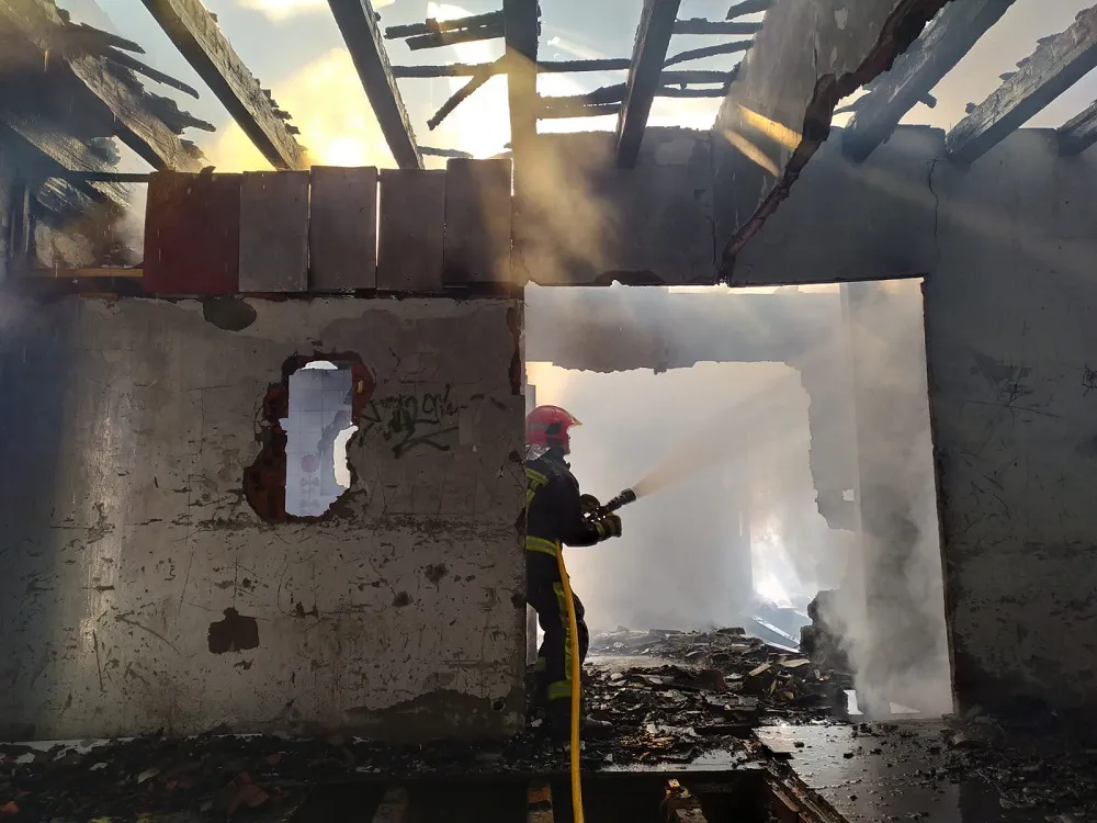 Los bomberos sofocan un fuego en un inmueble en Pisones