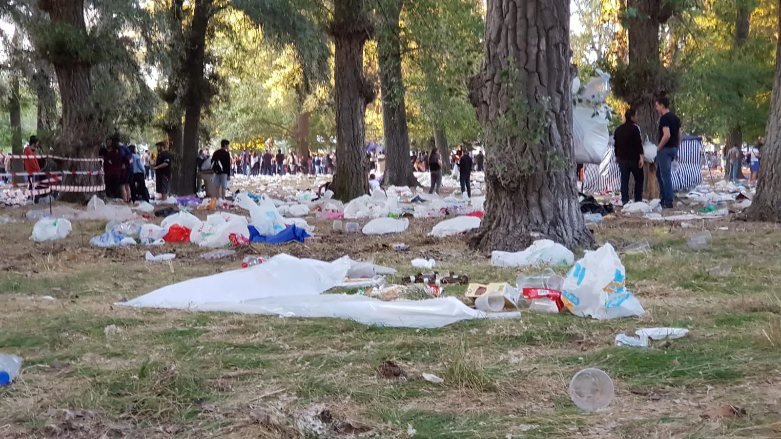 El Parral vuelve a amanecer lleno de basura y deja 12 intoxicaciones por consumo excesivo de alcohol
