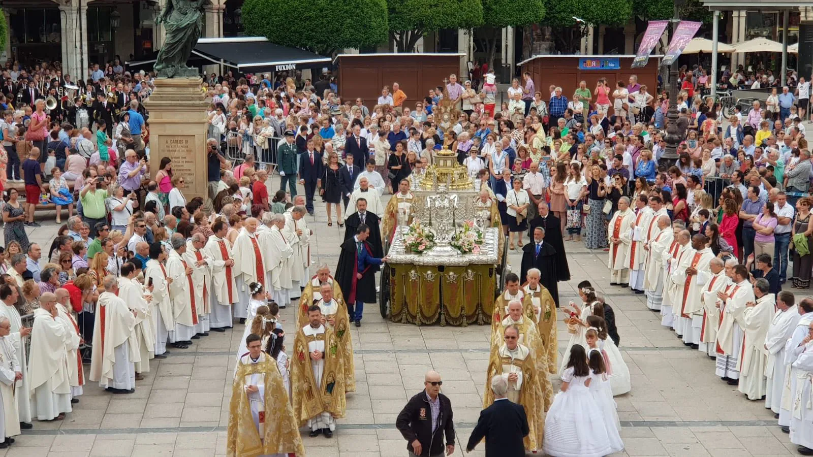 Burgos renueva la tradición del Corpus con su procesión